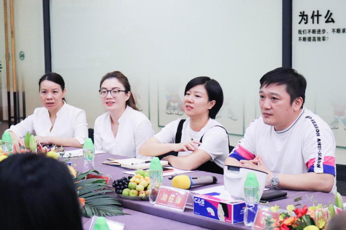 说明: 周任庭总经理(右一)发言